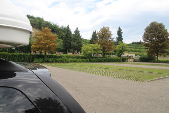 ruhiger Rastplatz für Mittagspause - vor einem Friedhof mit Kirche