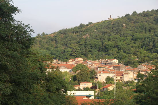 Volvic mit "Notre Dame de la Garde" auf dem Berg...