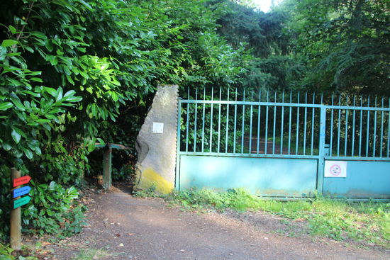 erst dachte ich, es geht nicht weiter, aber links ist ein total verwittertes Holzkreuz - Übergewichtige müssen allerdings leider draußen bleiben 