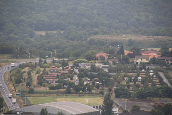 Campingplatz und ich sehe sogar mein Auto: rechts neben den Bungalows und oberhalb von einem blauen Kuppelzelt 