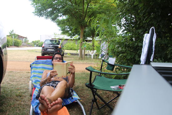 Nachmittag chillen: lesen, Musik hören, Reisebericht schreiben