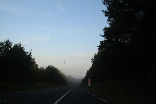 aufgehende Sonne im Rücken und Nebel in manchen Mulden, sorgen für malerische Stimmungen