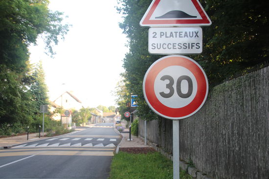 Mit Schildern wird nicht gespart: 
auf ca. 500 m: 30 / 50 / 30 / 50 
Das muss man erst einmal hinbekommen 
mit "Gas geben" und "abbremsen" 