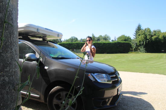 Mittagspause hinter einer Kirche