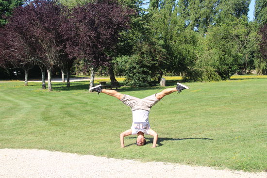 10 Sek. (Selbstauslöser) Zeit um von der Kirchentreppe auf die Wiese und auf den Kopf zu kommen. Beim dritten Versuch waren Kopf und Beine dann endlich komplett im Bild und ich hatte die notwendige Bewegung nach längerem Autofahren 