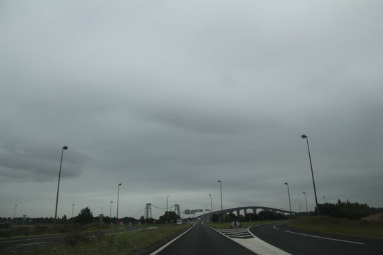 bei bedecktem Wetter wieder auf der Landstraße.