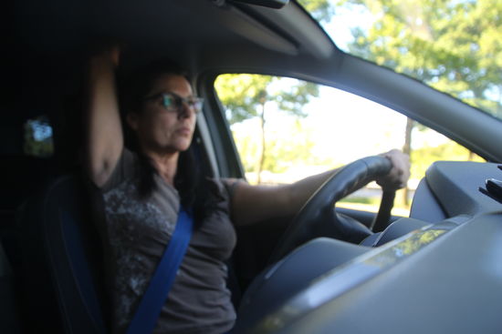 Schulter-/Brustbereich: Man strecke den Arm nach hinten oben, Handfläche an das Autodach und mit der Hand so weit wie möglich nach hinten wandern. BITTE NICHT MIT BEIDEN HÄNDEN GLEICHZEITIG 