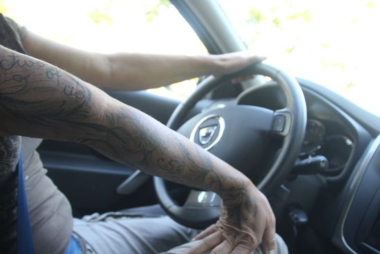 Handgelenkdehnung.
Anmerkung: NEIN, diese Übungen müssen NICHT während der Fahrt gemacht werden, geht auch auf Parkplatz.