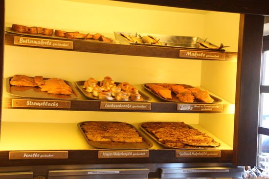 geräucherte Fische und Garnelen