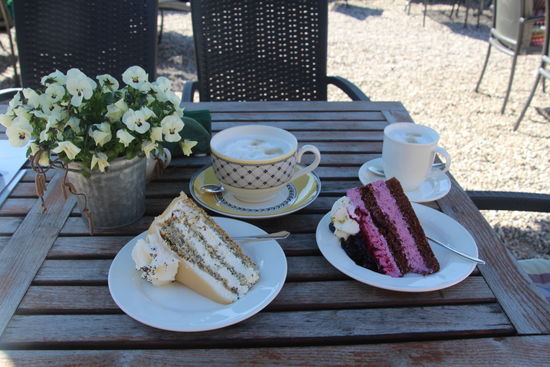 Marzipan- und Blaubeertorte im Hofcafé in Bisdorf
