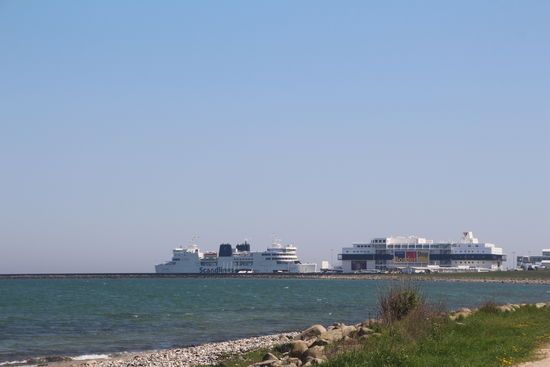 eine Fähre und der Bordershop