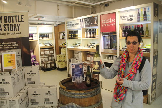 "Testflaschen" auch separat - und JA, ich habe es getan  und JA beim zweiten Versuch einen so tollen Wein erwischt, dass ich sogar eine Flasche gekauft habe. War seltsam an der Kasse - alle anderen Kunden kaufen Karton- und Palettenweise.