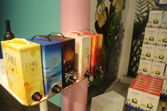 Hier Weinkartons zum Probieren. Na wenn schon "chill out" drauf steht ... 