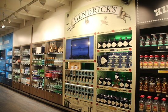 Nicht enden wollende Regalreihen.