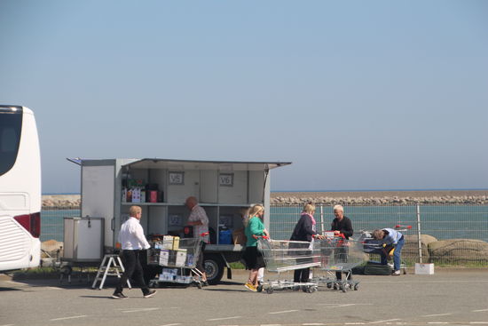 die Massen-Einkäufe werden eingeladen, hier sogar in einen Anhänger bei einem Reisebus