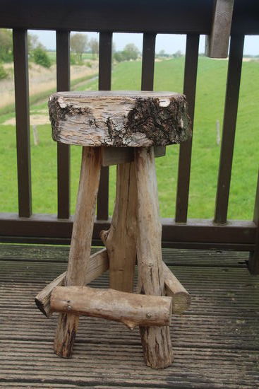 so urig: diese Barhocker aus Holz