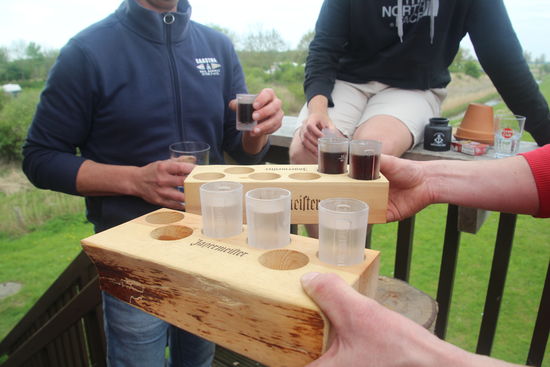 und in dieser Ausgabe Bachelorette heißt die Frage nicht: "möchtest Du diese Rose annehmen?" sondern wohl eher "möchtest Du diesen Jägermeister/Wodka annehmen?" -  PROST