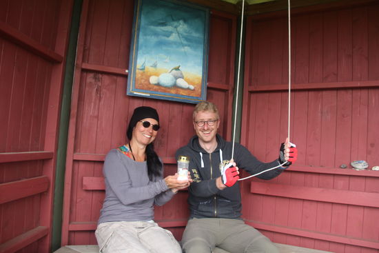 Eine Kerze und ein Mal Glocke läuten für den schönen Tag.