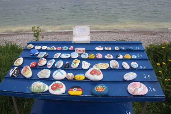 Steine mit Serviettentechnik zum Mitnehmen gegen Bezahlung für die Erhaltung des Steges. Klasse Idee und klar nehme ich ein Souvenir mit.