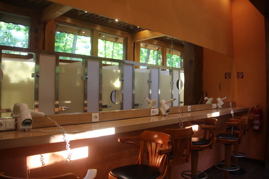 Mit Stühlen, falls es beim Föhnen mal wieder etwas länger dauert (ich föhne seit 30 Jahren nicht mehr) und Vergrößerungsgläsern für das tägliche Pickel ausdrücken 