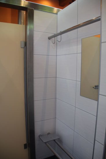 Dusche mit Spiegel, Haken und Handtuchstange