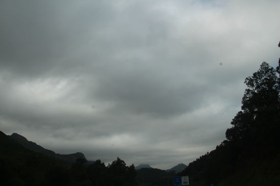 Wolken über den Bergen - aber sie bleiben dort.