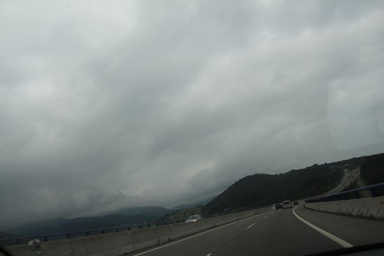 hügelige Autobahn (mautfrei) gen Westen