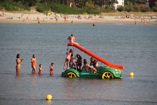 kein Flüchtlingsboot  hier in der Bucht ist das Wasser ewig nur knietief - Die Kinder haben Spaß!