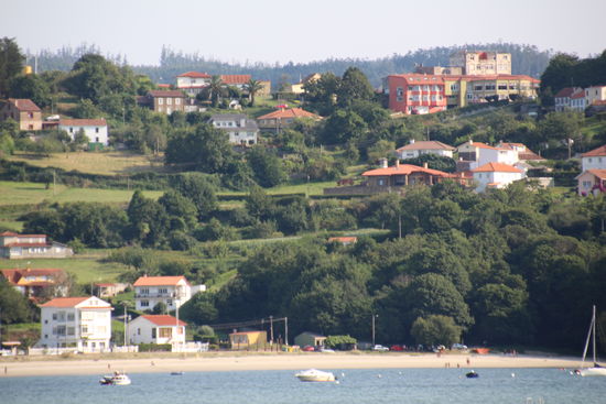 unser Übernachtungsplatz: am Ende der Bucht, Mitte der parkenden Autos, senkrecht nach oben - wo man ein kleines Hausdach sieht