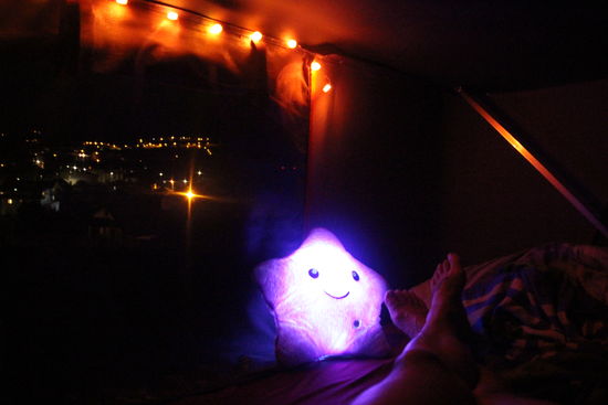 Schlafzimmer ist eingerichtet