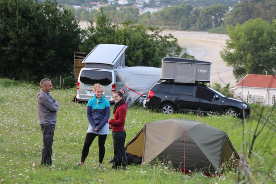 Ingo im Gespräch mit Steffi und Frieda aus HH.
Und JA: abends wird es kühl, deshalb die Jacken.