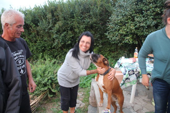 ein Begrüßungsküsschen vom "Hund des Hauses"