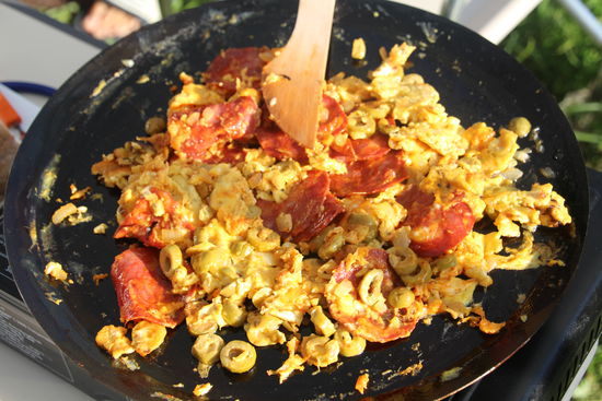 Frühstück: Rührei mit Oliven, Zwiebeln und spanischer scharfer Salami ... lecker
