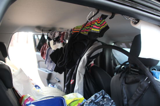 Wäscheklammern sind aus, also werden Socken und Unterwäsche im Auto aufgehängt.