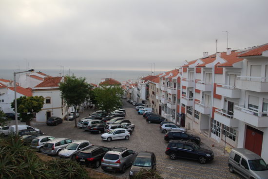 Aussicht auf den Atlantik: grau und das Stadtbild wenig einladend. 