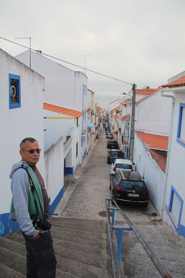 Gassen so eng, dass wir froh sind, nicht versucht zu haben, mit dem Auto zum Ufer zu fahren.