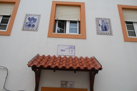 fast jedes Haus hat hier Keramik-Fliesen verbaut.