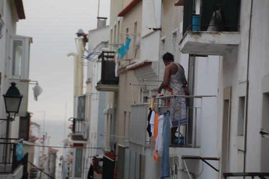 Auch hier ist Waschtag: alle Häuser haben Wäscheleinen an ihren Hauswänden zur Straße hin.