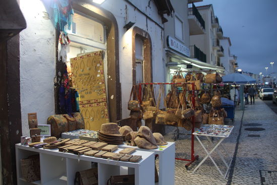 ein Geschäft neben dem anderen an der Uferpromenade