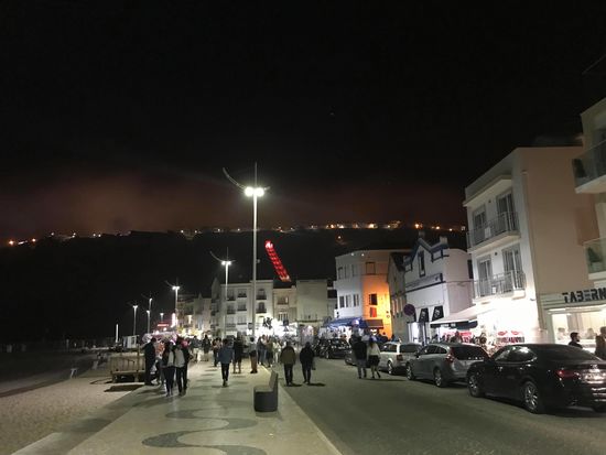 Es ist schon 23 Uhr, aber hier ist Leben in der Straße.