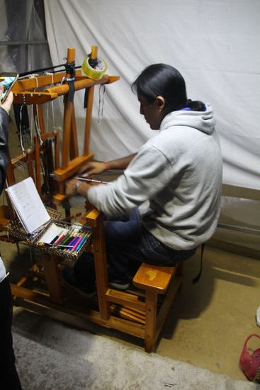 hier werden Armbänder mit Namen gewebt - in 2 Minuten 