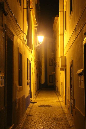im Dunkeln sind die Gassen alle orange beleuchtet.