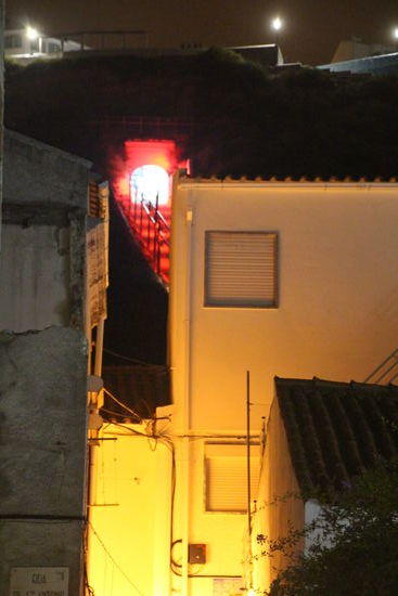 der Schrägaufzug ist nachts beleuchtet.