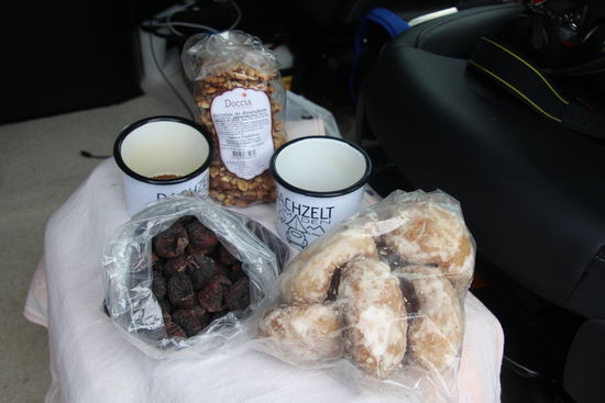 Kaffeepause mit getrockneten Feigen und Gebäck, das wir vor Ort kaufen