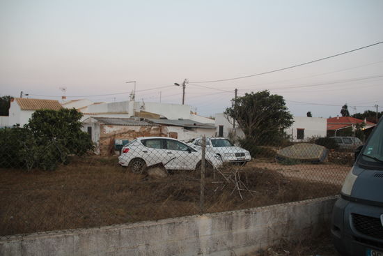 jetzt mal ein paar "ungeschönte" Fotos... an solchen Grundstücken verwahrlost, Schrott, Müll ... laufen wir mehrfach vorbei 