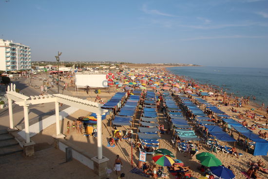 Der Strand gegen 19 Uhr in Pêra - voller Betrieb