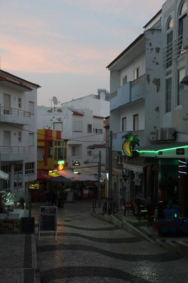 Rückweg zum Campingplatz in der Dämmerung.