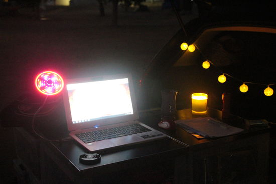 Reisebericht schreiben am "Steh-Auszugstisch" meines Dacia - mit LED-USB-Lüfter ... ist eine warme Nacht heute.