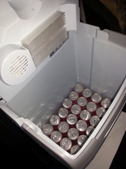 24 Dosen Prosecco - das ist das Kühlbox-Fundament 
Idee: 
jeden Abend ein "Welcome-Drink", 
wenn ich gesund und munter an den jeweiligen Zielorten ankomme. 
Und ein dezenter Hinweis, dass ich dringend gen Norden unterwegs sein sollte, wenn dieser Vorrat verbraucht ist - sonst wird es stressig mit der Heimreise 