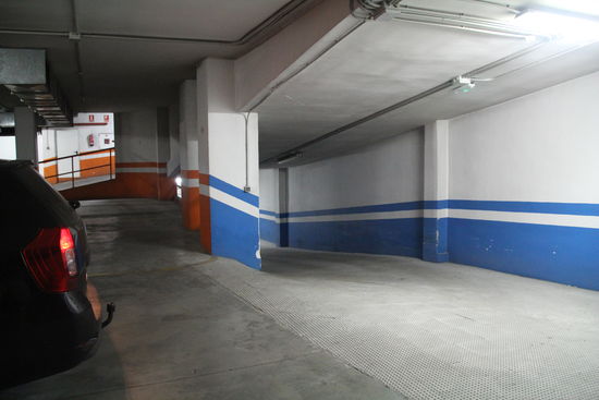 Herausforderung Tiefgarage mit engen Kurven, wo Vorgänger bereits deutliche Spuren hinterlassen haben.